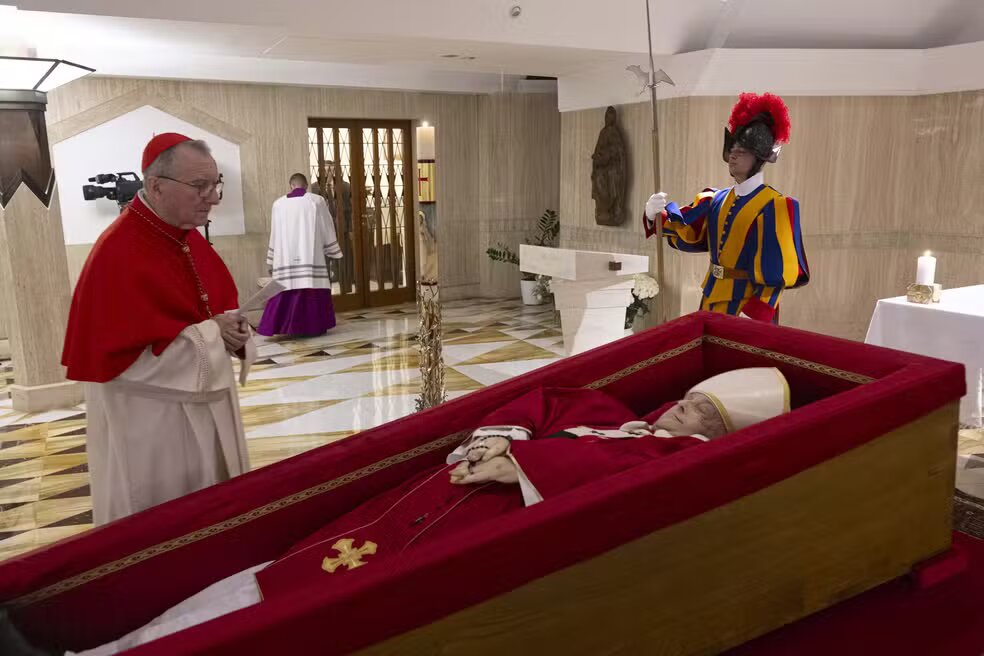 Vaticano divulga primeiras imagens de papa Francisco no caixão