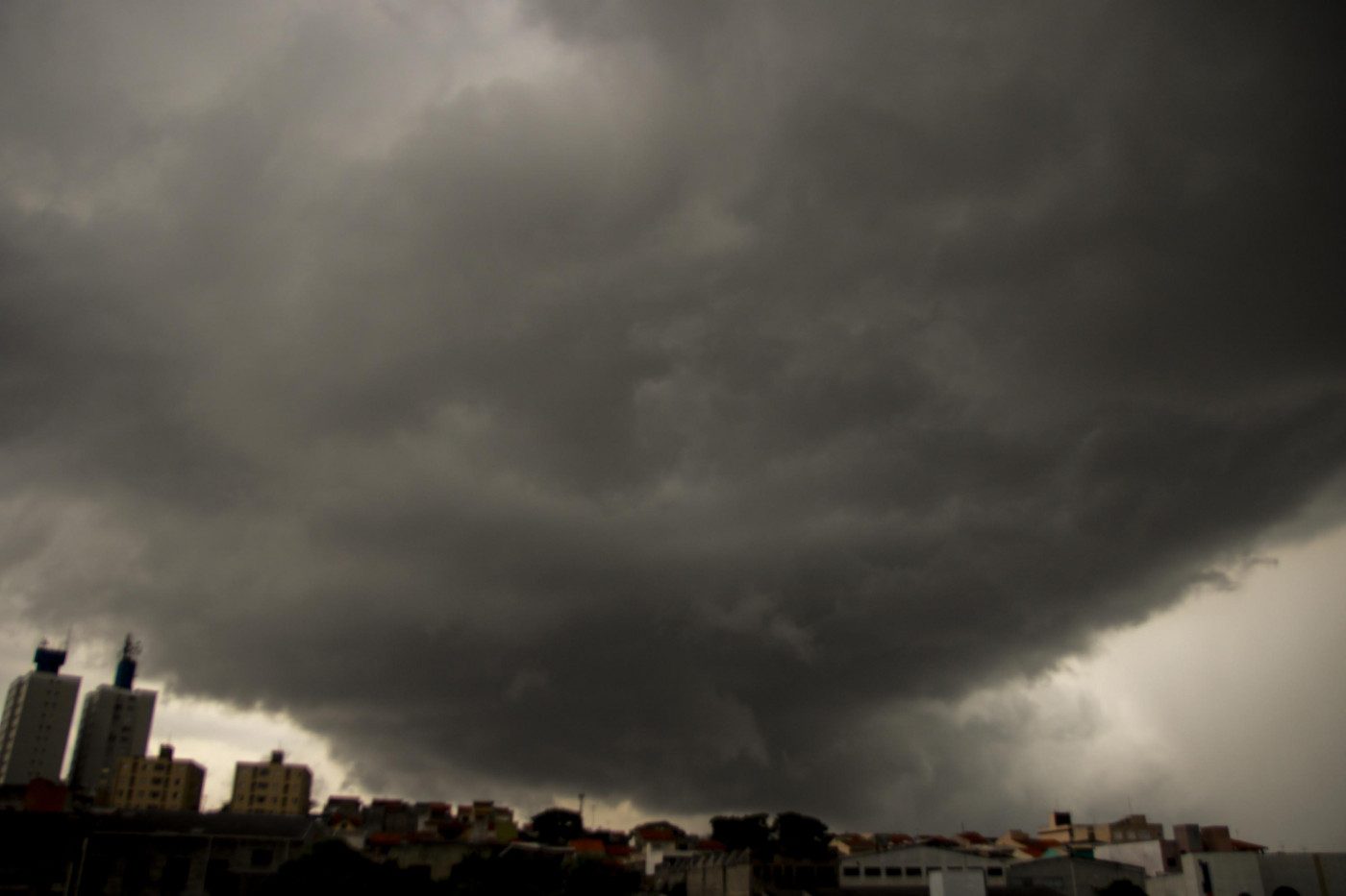 Chuva preta: o que é, quais os riscos e como se proteger
