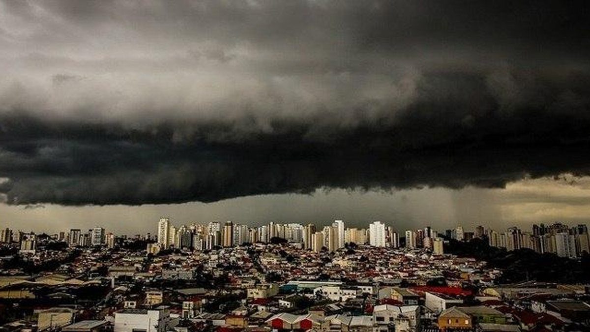 Chuva preta: o que é, quais os riscos e como se proteger