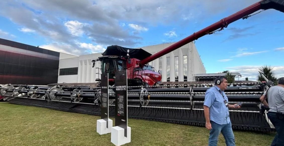Maior colheitadeira de grãos do mundo faz sua estreia na Agrishow 2025