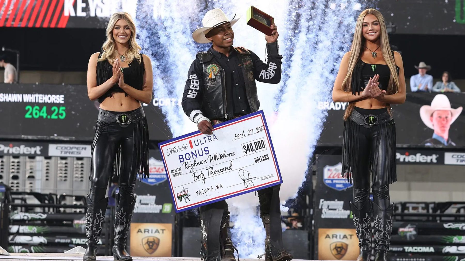 Keyshawn Whitehorse vence em Tacoma e corrida pela fivela de ouro chega eletrizante às finais da PBR; A etapa esquentou de vez a disputa pelo título de melhor cowboy do mundo, com Brady Fielder reduzindo a diferença para o líder Dalton Kasel para apenas 126 pontos.