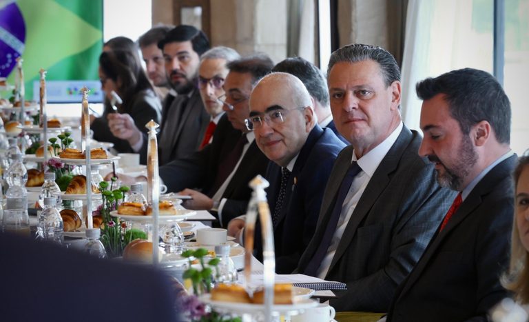 Fávaro se reúne com entidades do setor produtivo brasileiro em Pequim