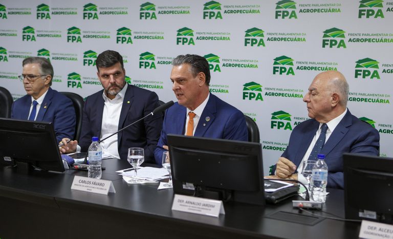 Em reunião com a FPA, ministro Fávaro destaca parceria dos parlamentares para enfrentamento da gripe aviária