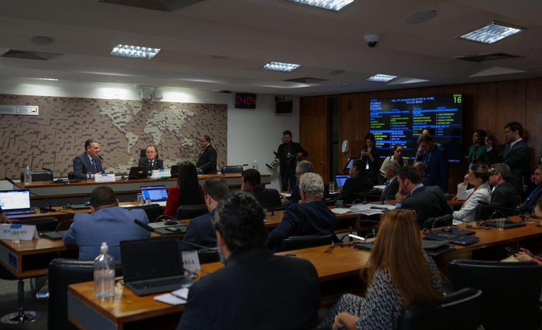 A imensa maioria dos mercados no mundo reconhece a força do sistema sanitário brasileiro, diz Fávaro na CRA