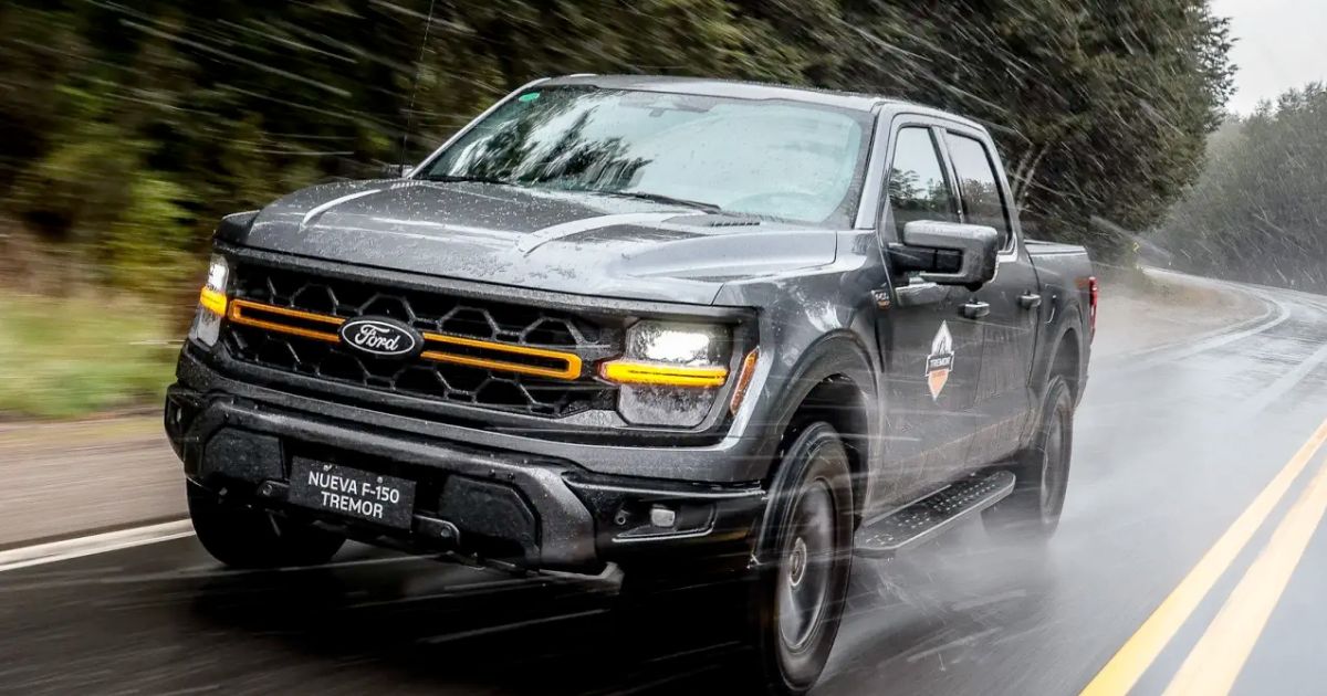 Ford F-150 Tremor - visao da frente - rodovia