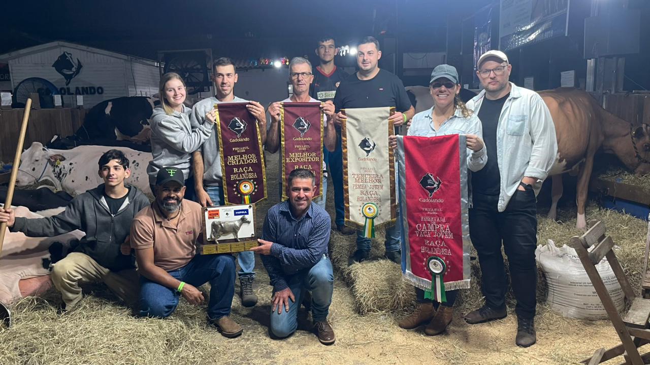 Granja Leticia é destaque na Fenasul Expoleite 2025 com os títulos Melhor Expositor e Melhor Criador 