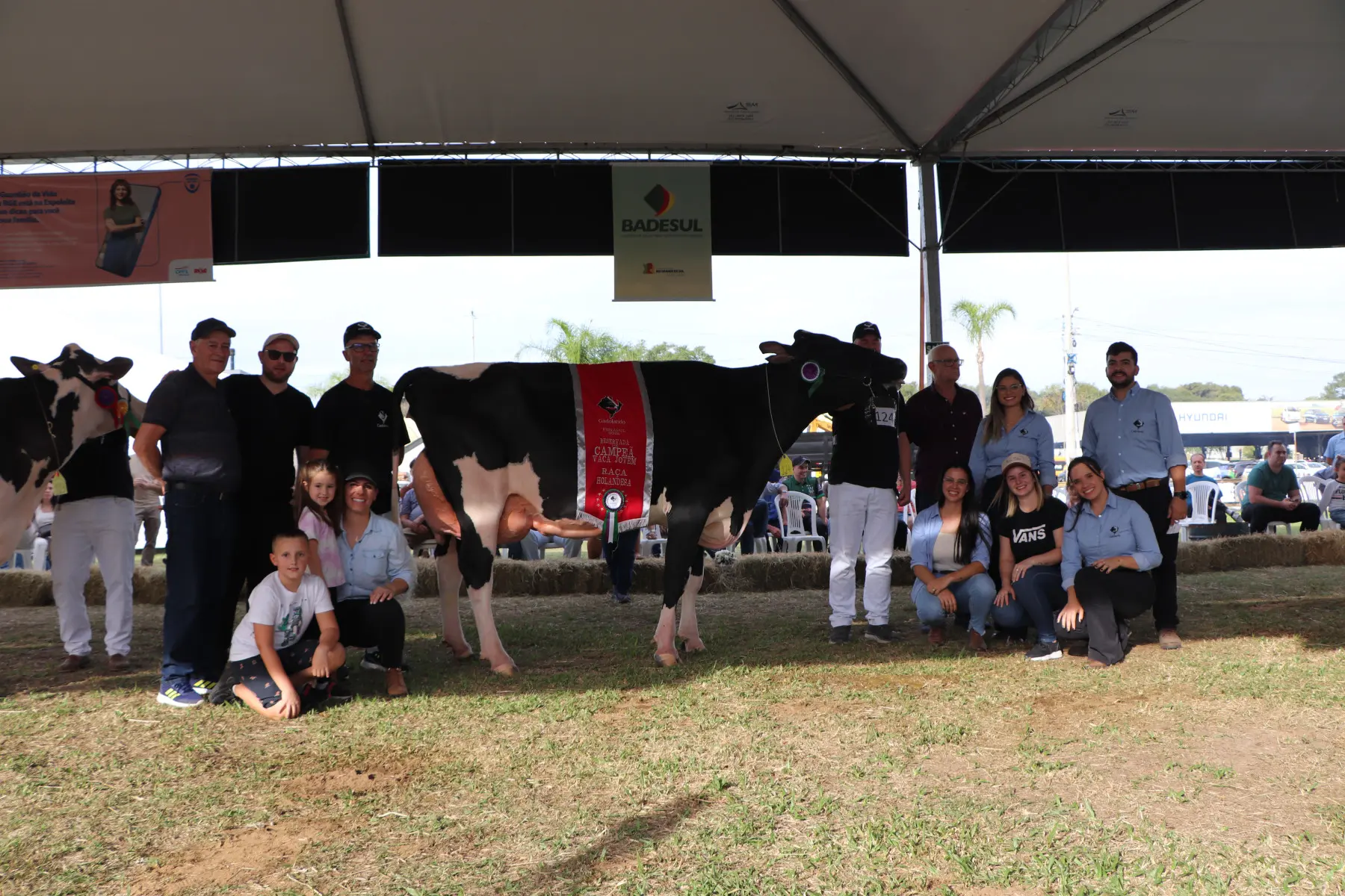 Granja Leticia é destaque na Fenasul Expoleite 2025 com os títulos Melhor Expositor e Melhor Criador 