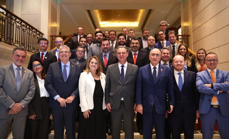 Fávaro se reúne com entidades do setor produtivo brasileiro em Pequim