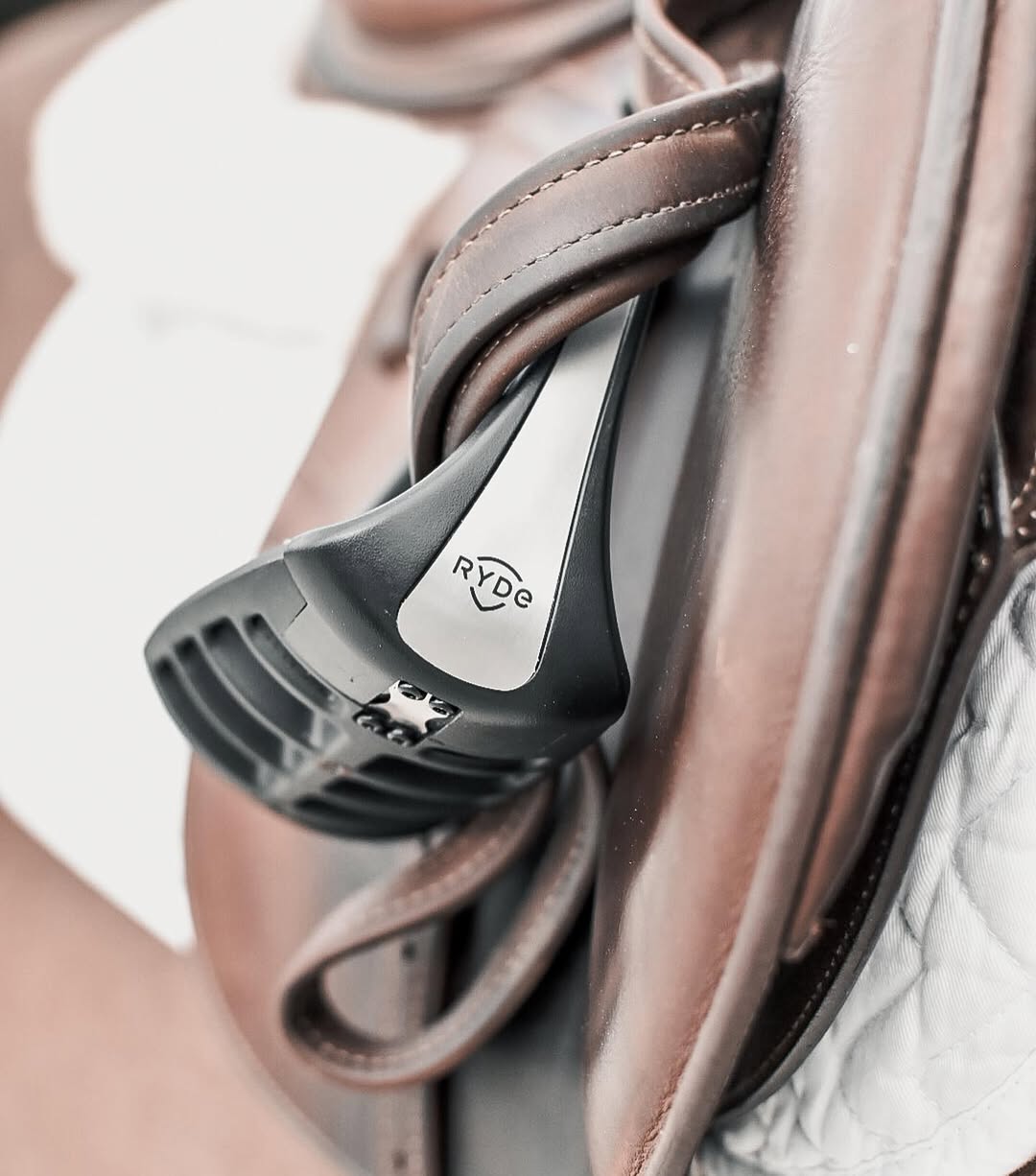 melhor estribo para montaria em cavalos