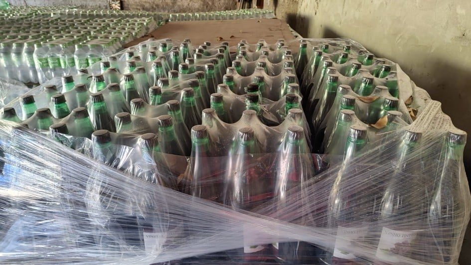 Fiscalização apreende mais de 6 mil litros de vinho de origem desconhecida