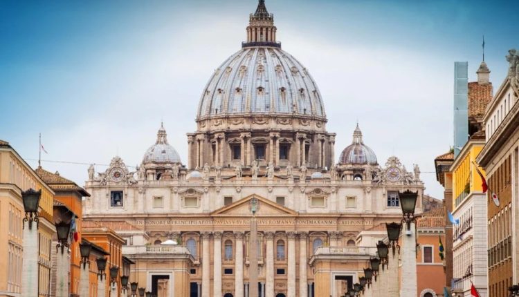 Vaticano anuncia a escolha de um novo papa com a tradicional fumaça branca
