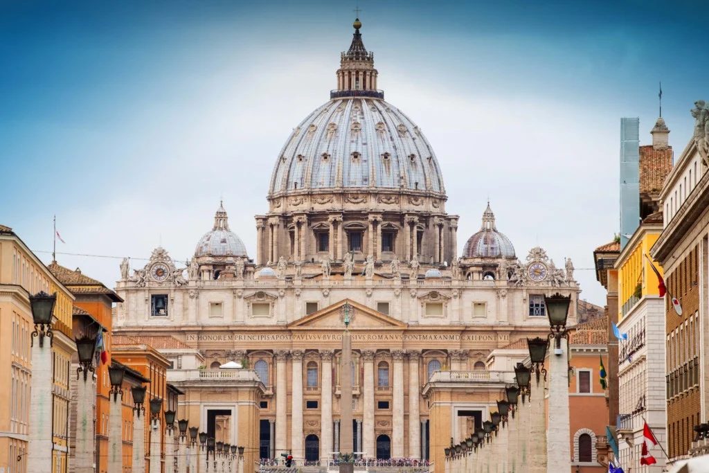 Vaticano anuncia a escolha de um novo papa com a tradicional fumaça branca