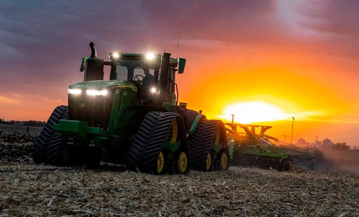 Com 1.952 litros de capacidade e consumo digno de um monstro agrícola, abastecer o maior trator da feira não é para qualquer bolso