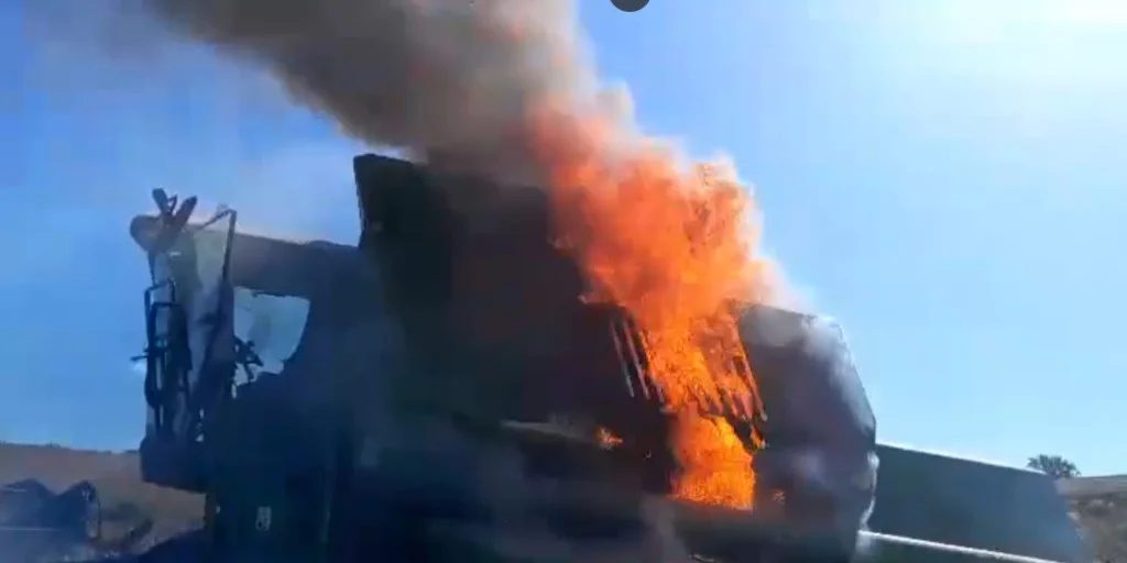Incêndio destrói colheitadeira única de pequeno agricultor no interior do Rio Grande do Sul