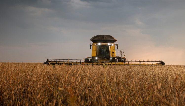 New Holland e Unapel apresentam na AgroBrasília a nova CR10, maior colheitadeira fabricada no Brasil