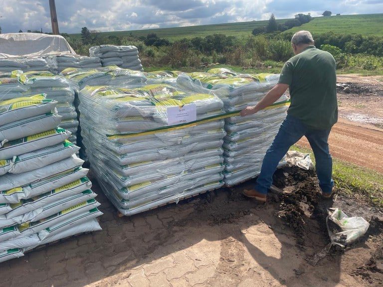 Apreensão de 336 toneladas de fertilizante orgânico sem registro é realizada em operação