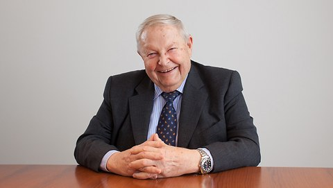 Esses pioneiros transformaram práticas agrícolas rudimentares em sistemas altamente eficientes, impulsionando a produtividade e a sustentabilidade no campo, criando as maiores marcas de tratores e máquinas agrícolas do mundo