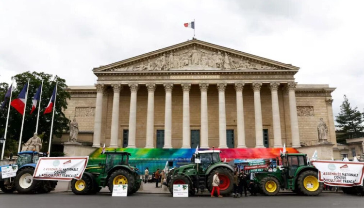 Agricultores franceses levam tratores a Paris para pressionar por regras mais flexíveis
