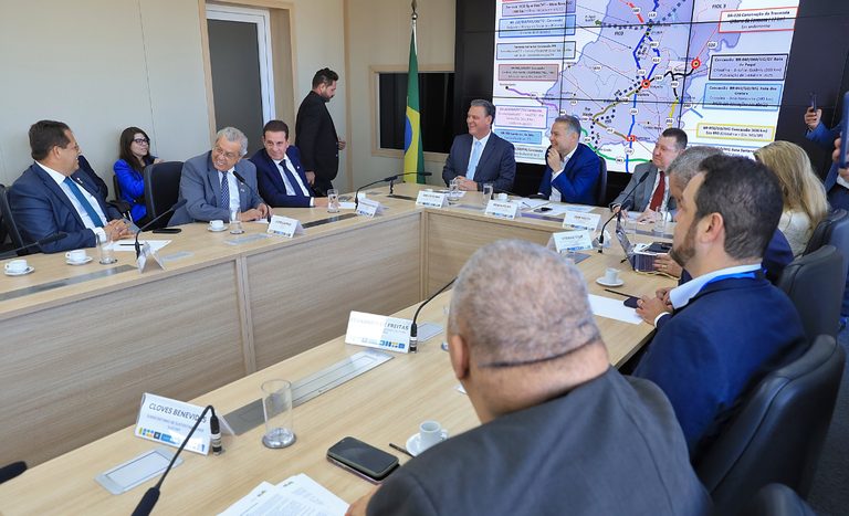 Ministros Fávaro e Renan Filho dialogam sobre obras logísticas para fortalecer o escoamento da produção