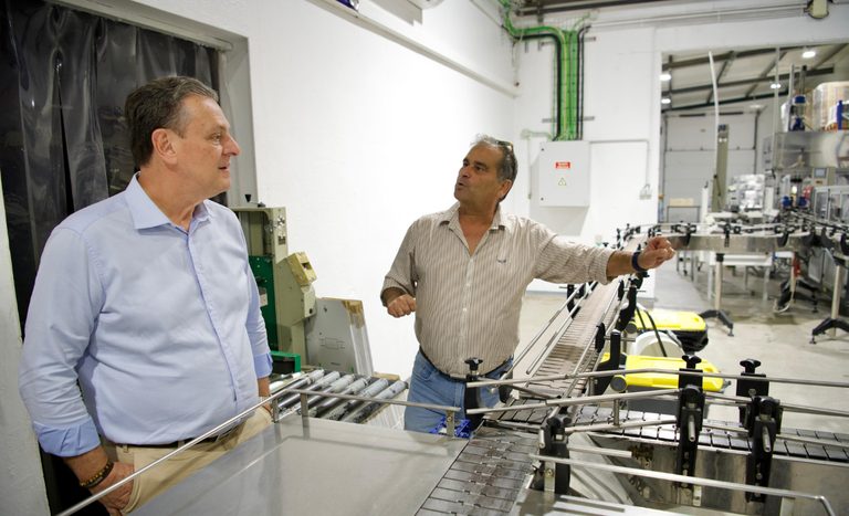 Em Portugal, ministro Fávaro realiza visita de campo em cooperativa e empresa de produção de azeite