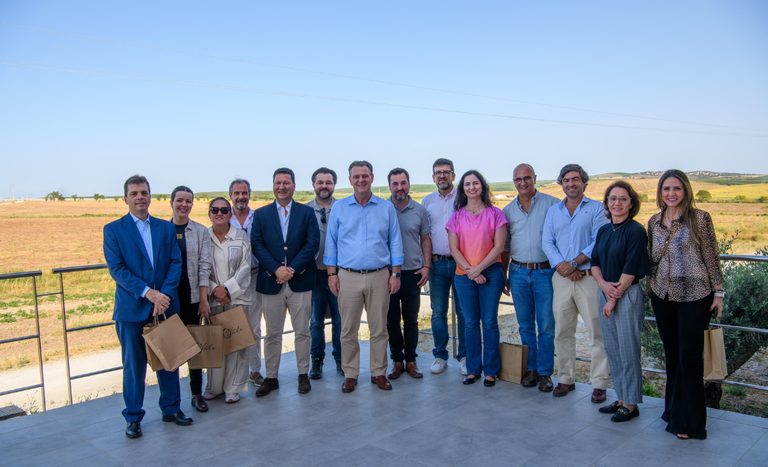 Em Portugal, ministro Fávaro realiza visita de campo em cooperativa e empresa de produção de azeite