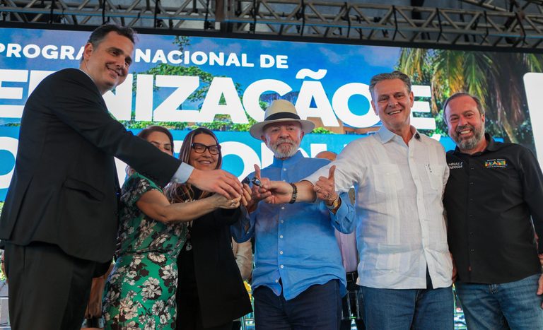 Presidente Lula e ministro Fávaro fortalecem agro mineiro com entrega de equipamentos