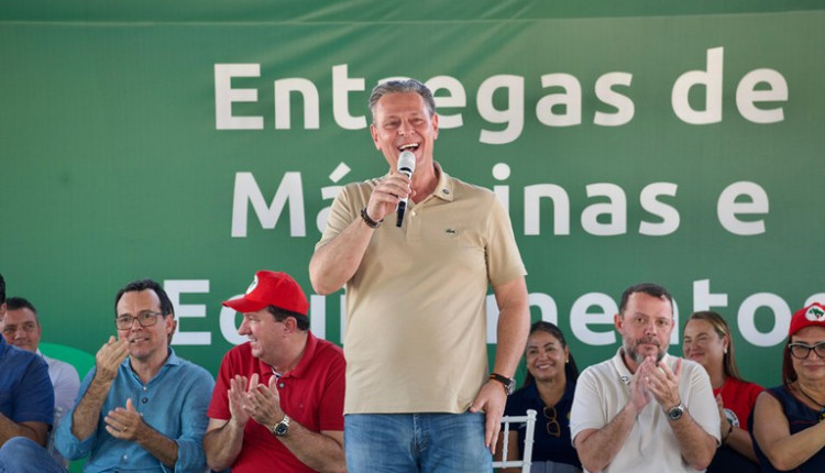 Ministro Carlos Fávaro entrega máquinas e equipamentos para assentamentos e municípios de Mato Grosso