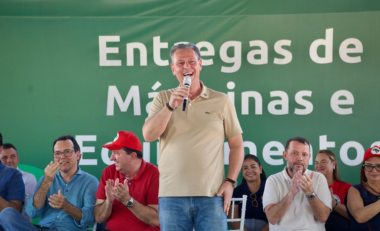 Ministro Carlos Fávaro entrega máquinas e equipamentos para assentamentos e municípios de Mato Grosso