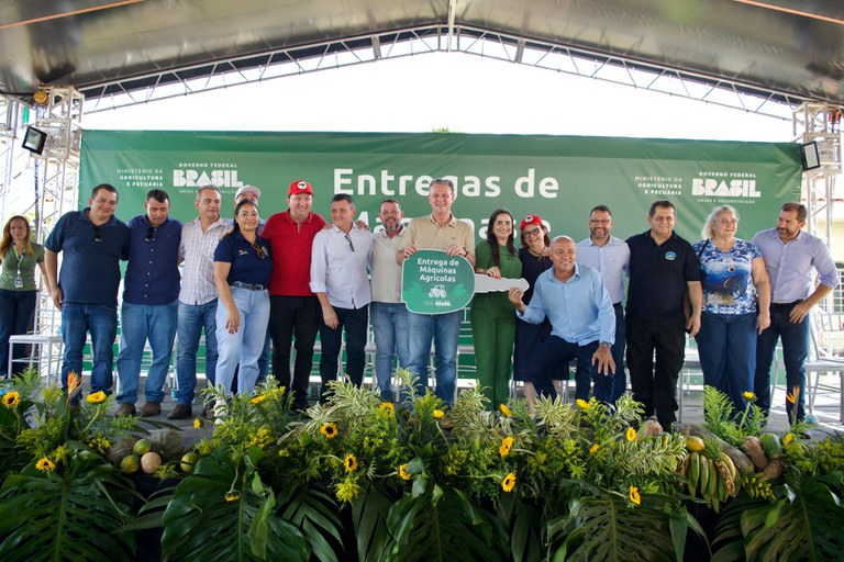 Ministro Carlos Fávaro entrega máquinas e equipamentos para assentamentos e municípios de Mato Grosso