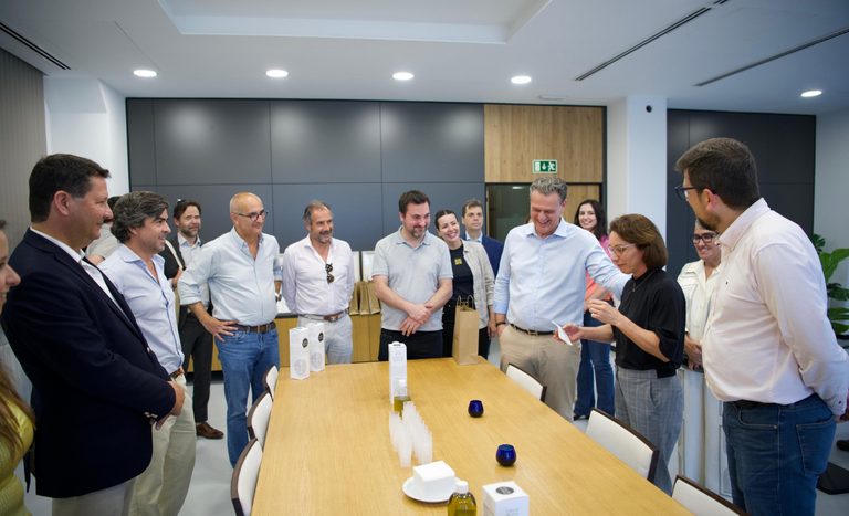 Em Portugal, ministro Fávaro realiza visita de campo em cooperativa e empresa de produção de azeite