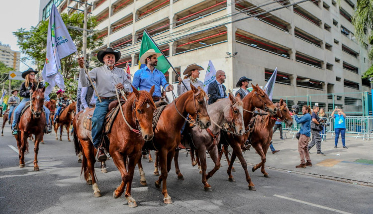 Caminhada pelo Cavalo cavaleiros equideocultura no maior evento agro do mundo
