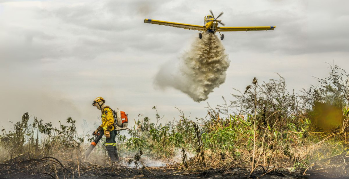 combate a incendios florestais com aviao e bombeiros Foto: Marcelo Camargo/Agência Brasil