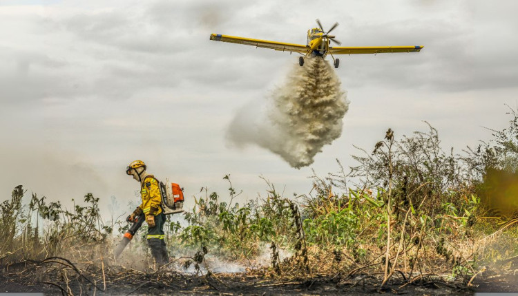 combate a incendios florestais com aviao e bombeiros Foto: Marcelo Camargo/Agência Brasil