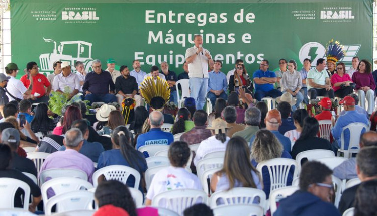 Fávaro entrega máquinas e equipamentos para agricultura familiar em Tangará da Serra e região