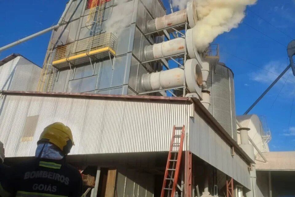 Fogo devasta armazém de milho em Mineiros e mobiliza bombeiros por 15h