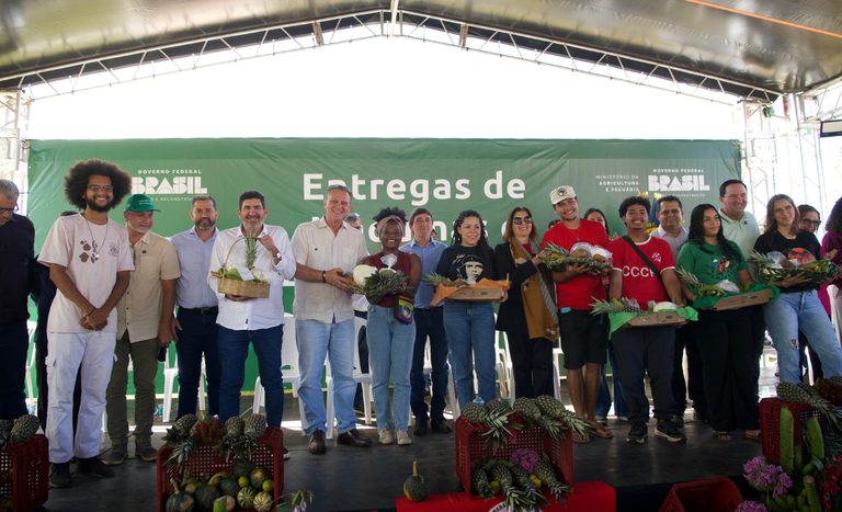 Fávaro entrega máquinas e equipamentos para agricultura familiar em Tangará da Serra e região