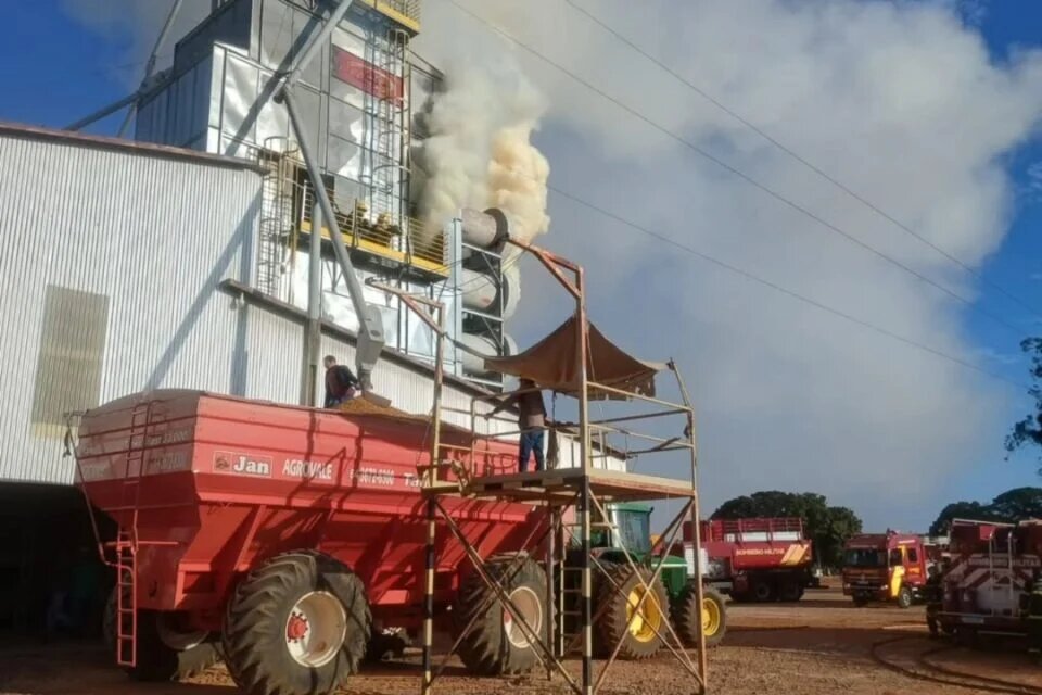 Fogo devasta armazém de milho em Mineiros e mobiliza bombeiros por 15h