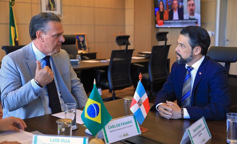 Ministro Fávaro recebe embaixador da República Dominicana para tratar de comércio e cooperação agropecuária