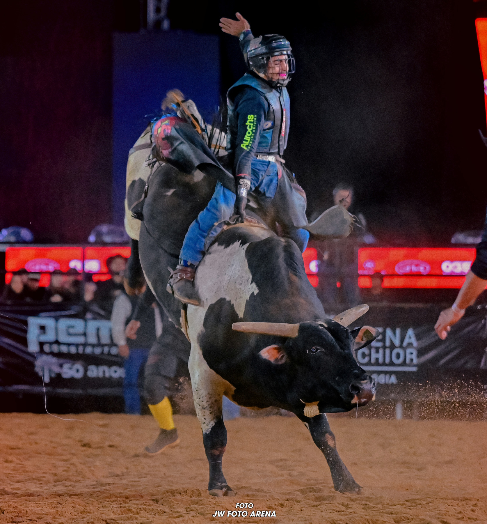 Ekip Rozeta implanta regra do uso obrigatório de capacete