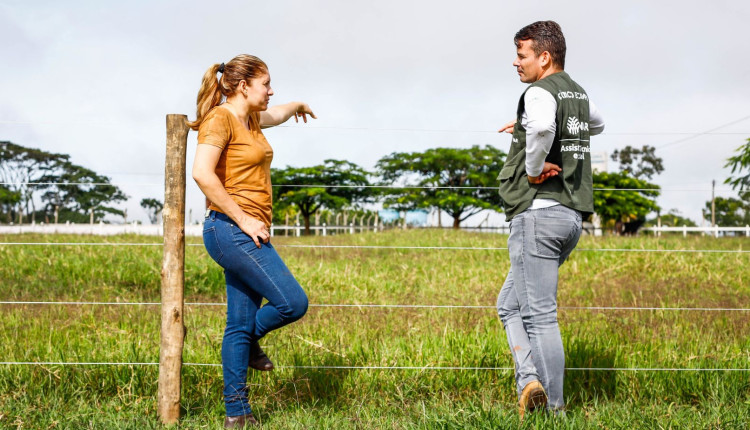 Mulher do campo Produtora rural Assistencia tecnica Bovinocultura de leite Gad Vaca - encostado na cerca fotao