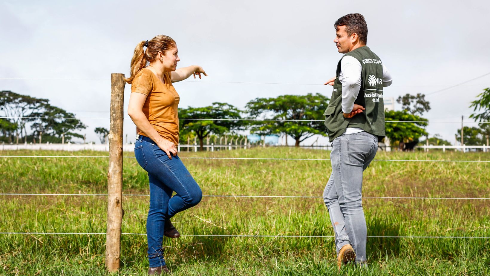Mulher do campo Produtora rural Assistencia tecnica Bovinocultura de leite Gad Vaca - encostado na cerca fotao