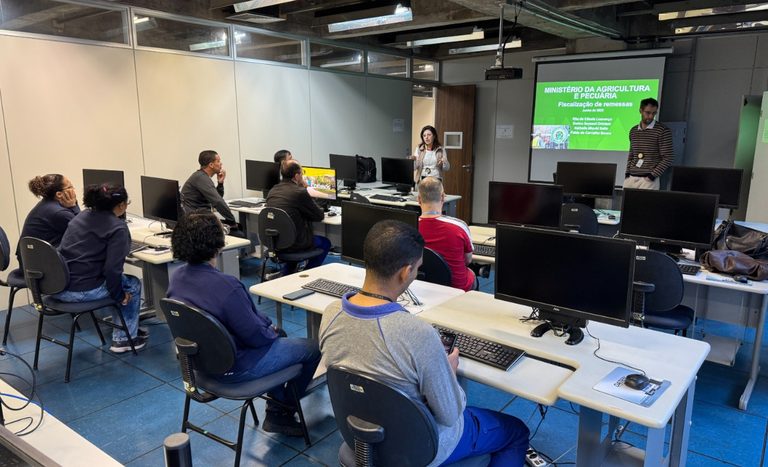 Mapa treina operadores de raio x para barrar mercadorias importadas proibidas