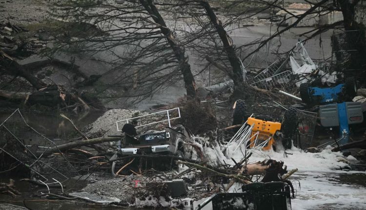 Enchentes no Texas deixam mortos, devastam propriedades rurais e afetam fauna silvestre