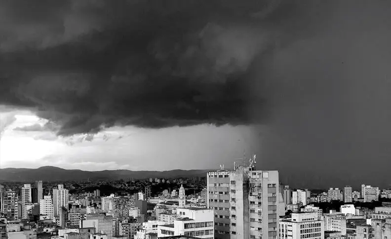 Frente fria e temporais intensos: veja como fica o tempo