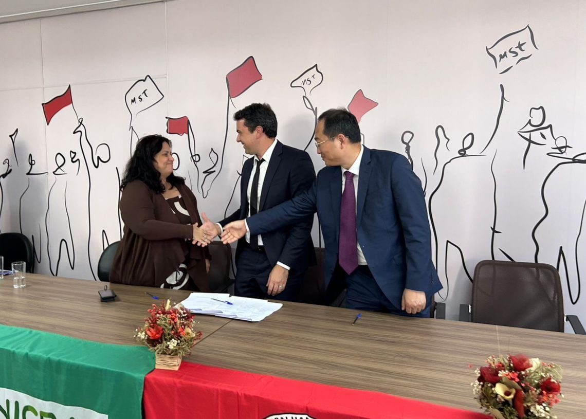 China firma acordo com MST