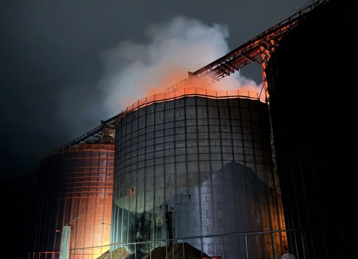 Fogo em silo mobiliza bombeiros por 72 horas em cooperativa agrícola