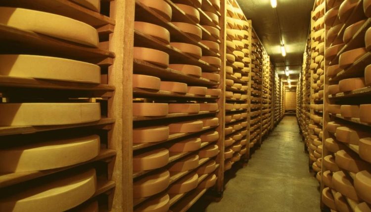 Como 600 milhões de quilos de queijo são armazenados em minas subterrâneas para equilibrar o mercado