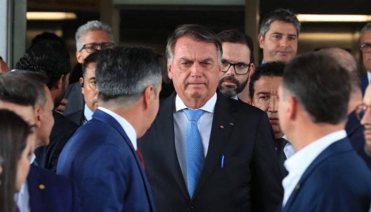 Polícia Federal cumpre mandado de busca e apreensão contra Jair Bolsonaro