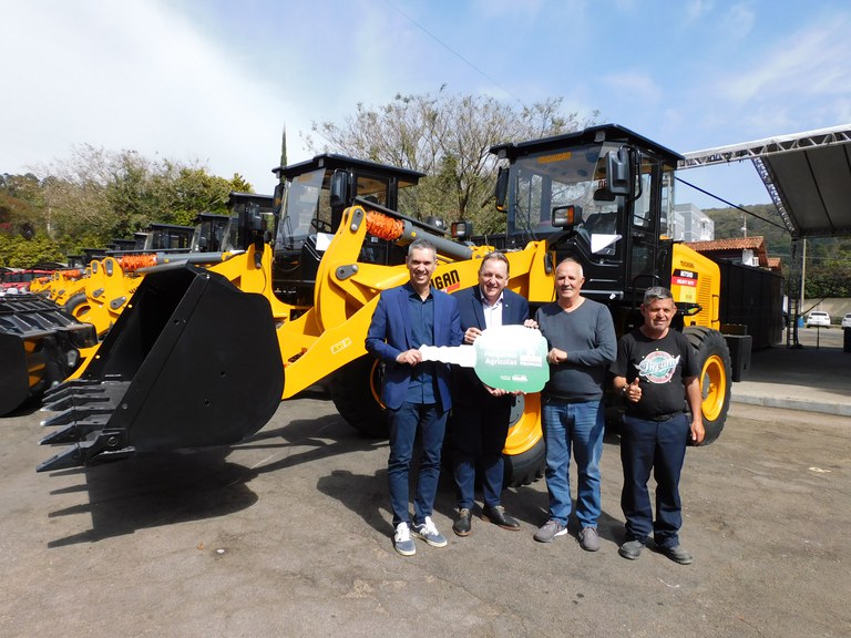 Em São Roque, Mapa entrega mais 18 máquinas do Promaq a prefeituras de SP