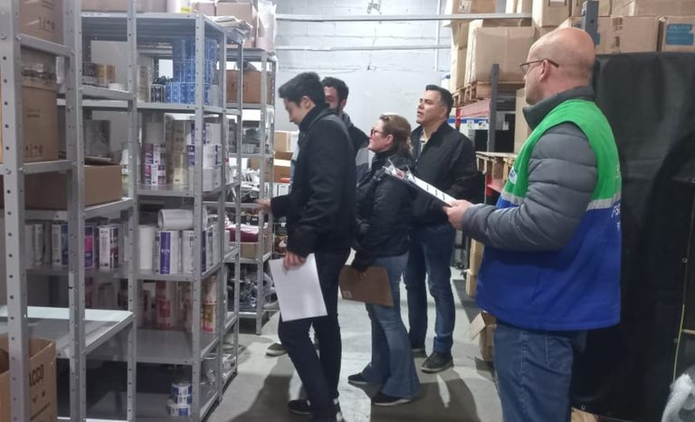 Mapa apreende mais de 1,6 mil litros de bebidas irregulares em destilaria no Paraná